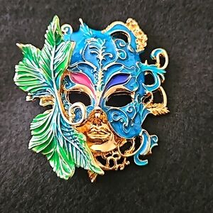 NWT Faux Enamel Statement Brooch